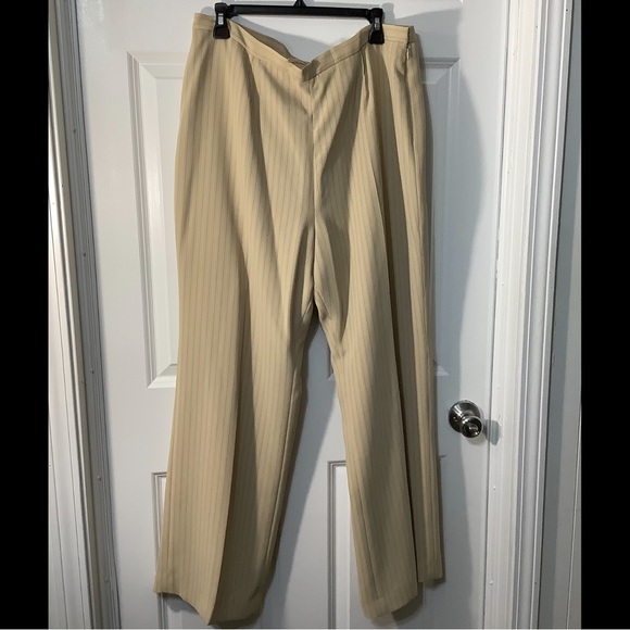 Le Suit Tan Pinstripe Blazer and pant size 18. NWT. - Picture 5 of 16